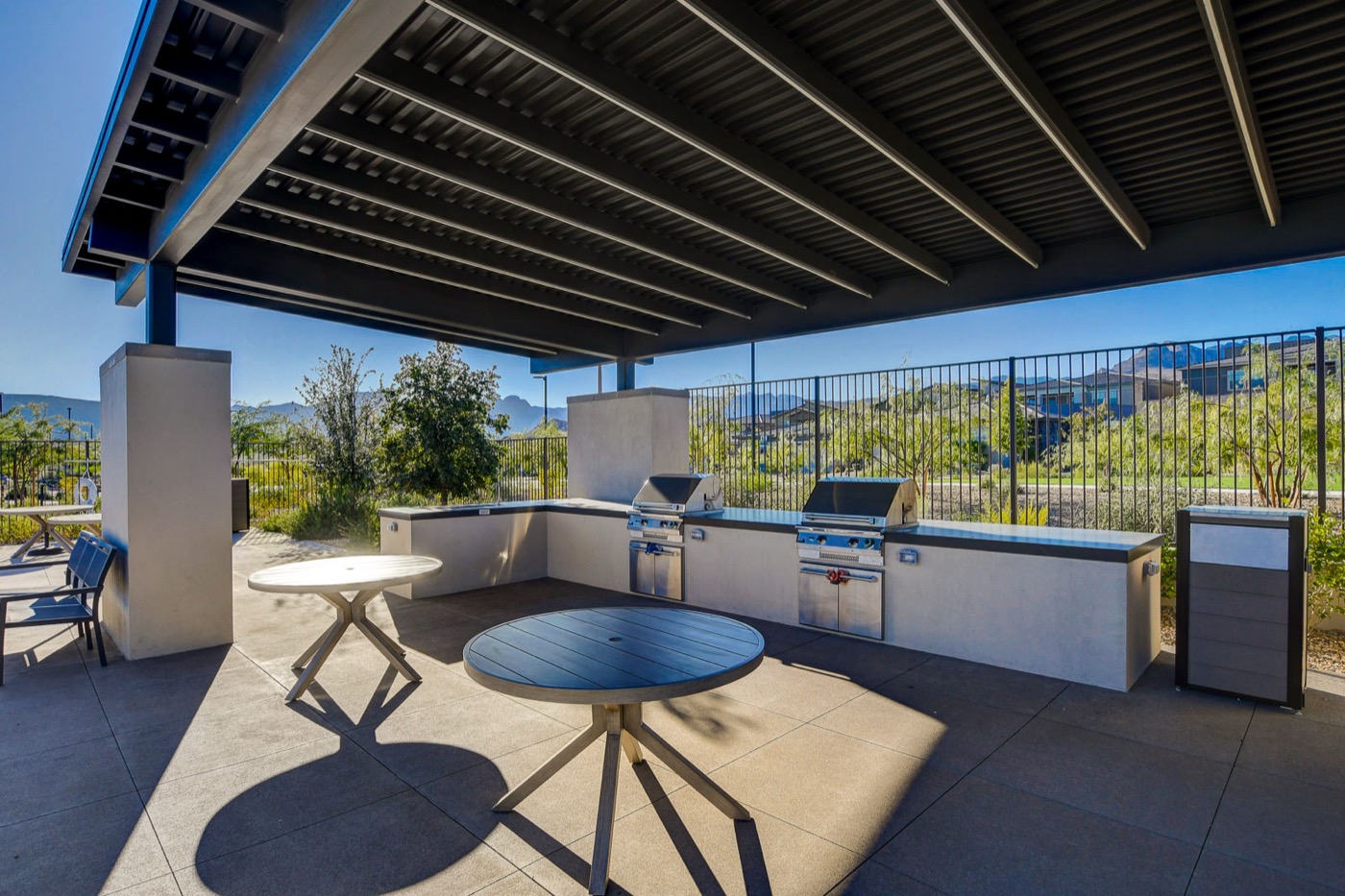 Outdoor kitchen and BBQ area at Heritage at Stonebridge