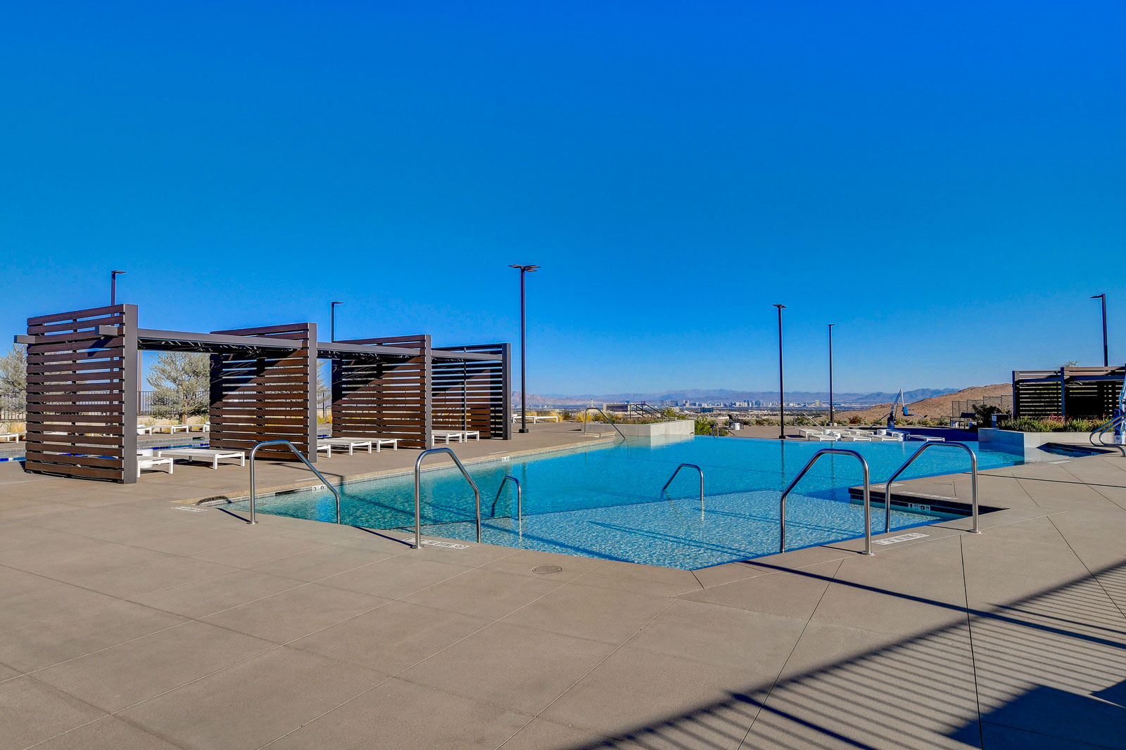 Heritage at Stonebridge infinity pool overlooking the Las Vegas Strip and mountains